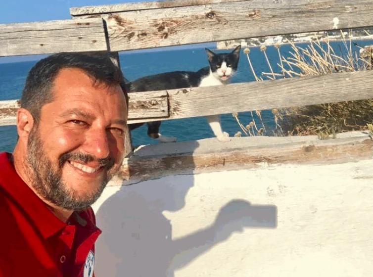 Salvini, selfie con il gatto: boom di clic